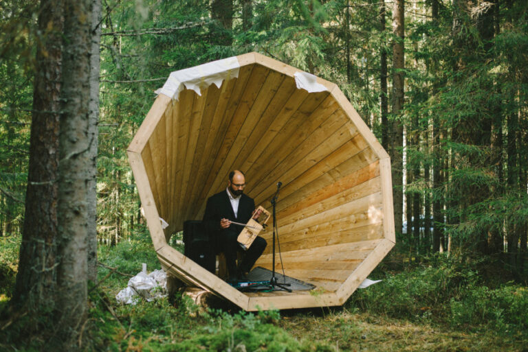 I megafoni progettati dagli studenti della studenti della Estonian Academy of Arts ph. Henno Luts La natura in versione unplugged. In Estonia, studenti di architettura progettano un enorme megafono che amplifica i suoni della foresta.