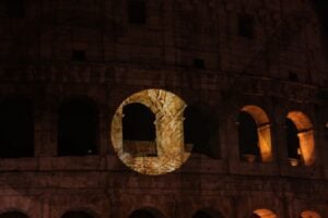 Colosseo illuminato ad arte. Per tre serate spettacolare video-installazione dell’artista tedesca Sabine Kacunko sul lato nord del monumento: fra biologia e conservazione
