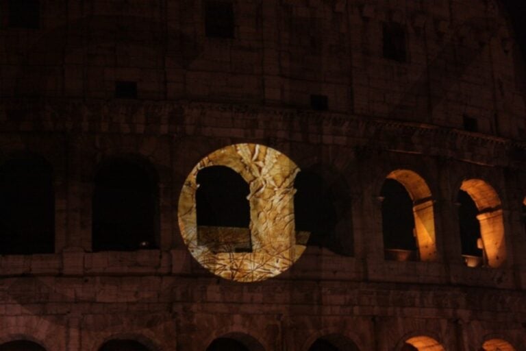 Il Colosseo visto da Sabine Kacunko Colosseo illuminato ad arte. Per tre serate spettacolare video-installazione dell’artista tedesca Sabine Kacunko sul lato nord del monumento: fra biologia e conservazione