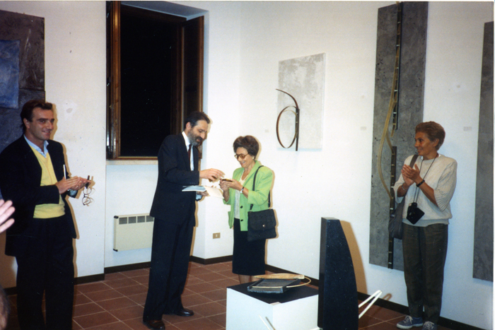 Il sindaco di Francavilla al Mare dona ad Alba Mazzeo Di Sarro una medaglia per l'impegno nel campo dell'arte, 1990