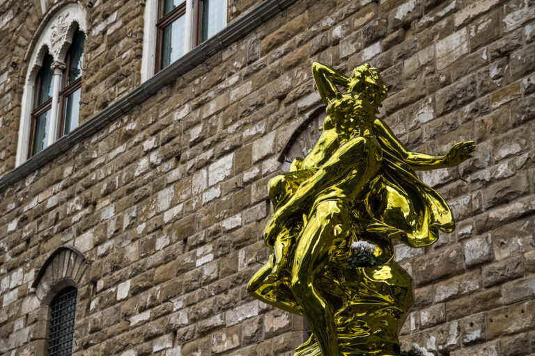 Jeff Koons a Firenze 14 Ecco le immagini dei trionfo di Jeff Koons a Firenze. Festa grande a Palazzo Corsini: e il sindaco gli consegna le chiavi della città