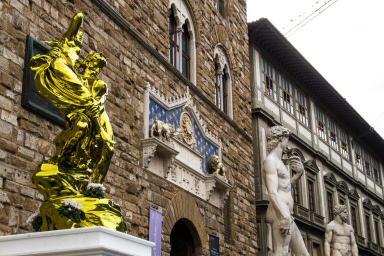 Jeff Koons a Firenze 16 Ecco le immagini dei trionfo di Jeff Koons a Firenze. Festa grande a Palazzo Corsini: e il sindaco gli consegna le chiavi della città