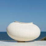 Kazunori Hamana ph. Toru Kometani Da artista pop a curatore. A Los Angeles, Takashi Murakami organizza una mostra di ceramiche di tre giovani designer giapponesi. Che innovano una tradizione millenaria‏