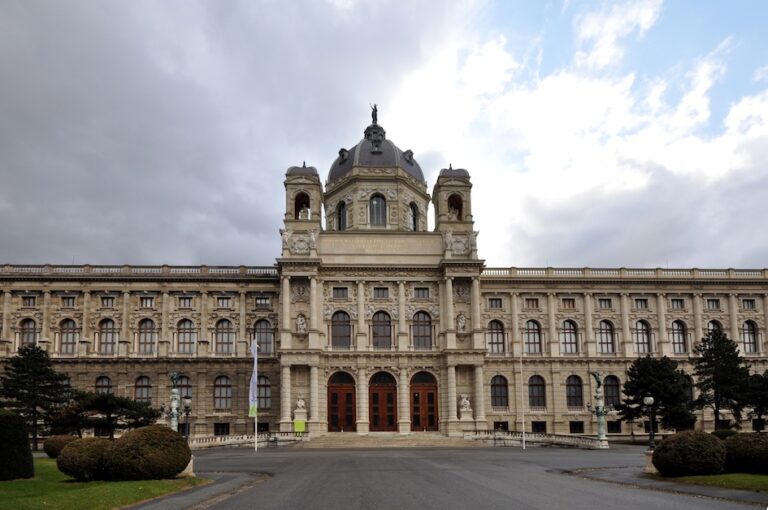 Kunsthistorisches Museum Vienna Foto Jorge Láscar Metti una sera a cena al Kunsthistorisches Museum di Vienna, con John Pawson, Nadja Swarovski e la “lente” di cristallo. È tempo di Design Week nella capitale austriaca