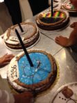 La torta con le farfalle di Damien Hirst Fondazione Sandretto Re Rebaudengo Torino Doppia festa a Torino: per i 20 anni della Fondazione Sandretto Re Rebaudendo e i 15 anni di Club To Club. Con 20 torte d’artista, da Cattelan a Hirst