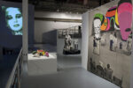 Le opere di Niki De Saint Phalle alla mostra WACK! Art and the Feminist Revolution al MOCA di Los Angeles, 2007