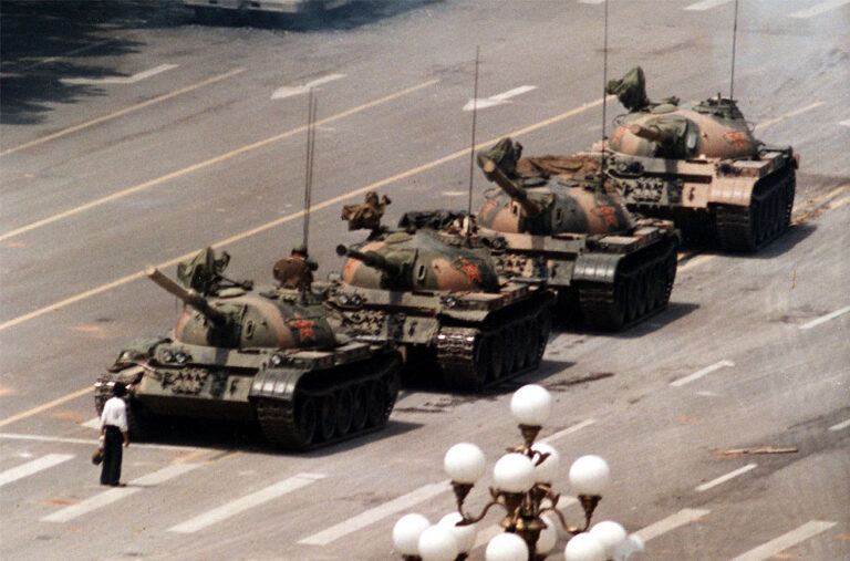 L'iconica foto di Piazza Tienanmen durante i moti studenteschi del 1989 - photo Jeff Widener-Associated Press