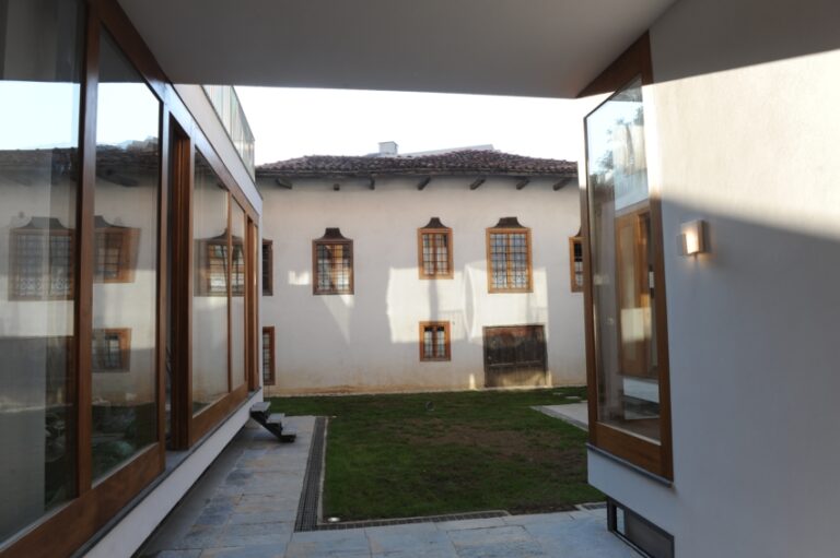 Linaugurazione di Art House a Scutari 11 Adrian Paci si fa curatore in Albania. Inaugurato a Scutari il nuovo spazio Art House: le immagini della prima mostra