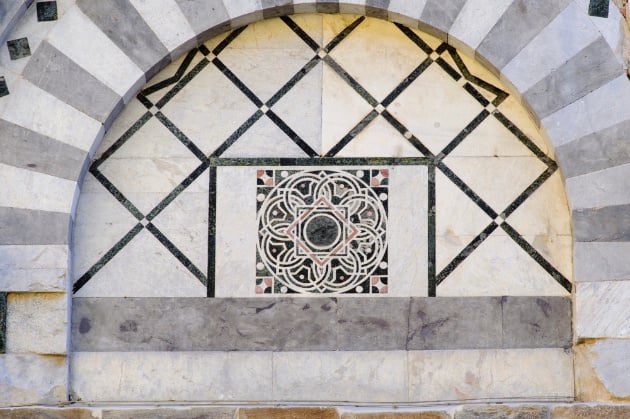 Dalla facciata della Chiesa di San Nicola a Pisa emerge un intarsio che cita la serie di Fibonacci. Un omaggio al pensiero matematico criptato nella decorazione di una chiesa medievale