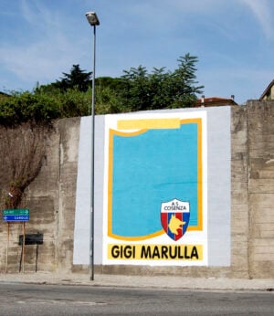 Polemiche a Cosenza: ai tifosi non piace il murale di Flavio Favelli dedicato al calciatore Gigi Marulla. E interviene lo street artist Lucamaleonte