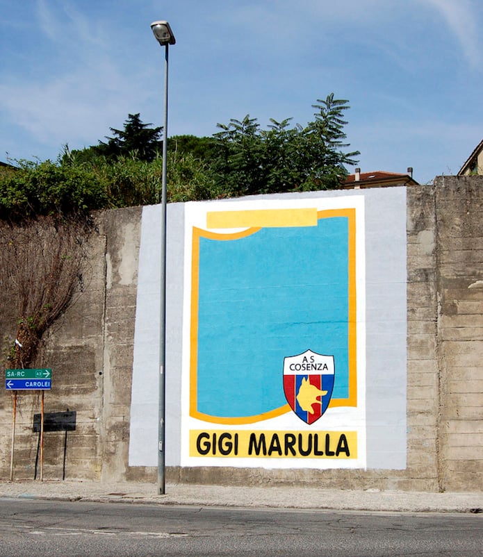 Polemiche a Cosenza: ai tifosi non piace il murale di Flavio Favelli dedicato al calciatore Gigi Marulla. E interviene lo street artist Lucamaleonte