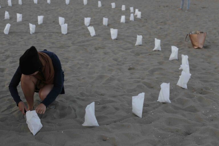 Patrick Kruithof The Human Light Circles Lido di Venezia 3 Il Lido di Venezia si accende di luce, ma questa volta non per la Mostra del Cinema. Ecco come per due nottate l’artista olandese Patrick Kruithof illumina di energia la spiaggia