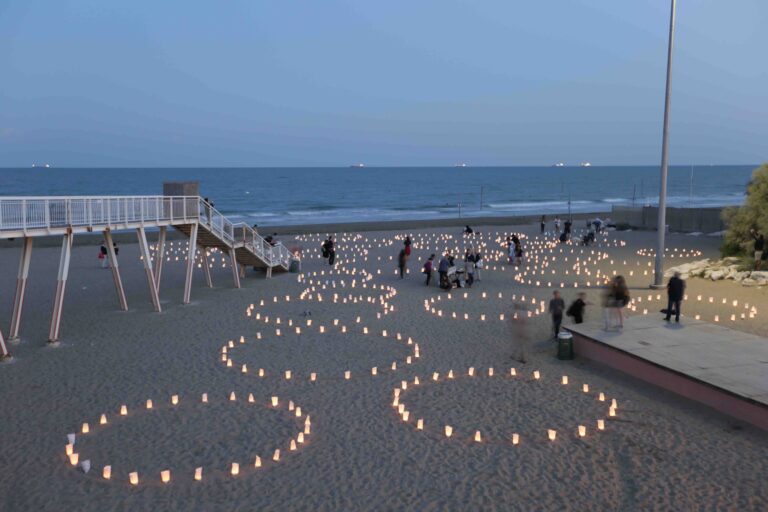 Patrick Kruithof The Human Light Circles Lido di Venezia 4 Il Lido di Venezia si accende di luce, ma questa volta non per la Mostra del Cinema. Ecco come per due nottate l’artista olandese Patrick Kruithof illumina di energia la spiaggia