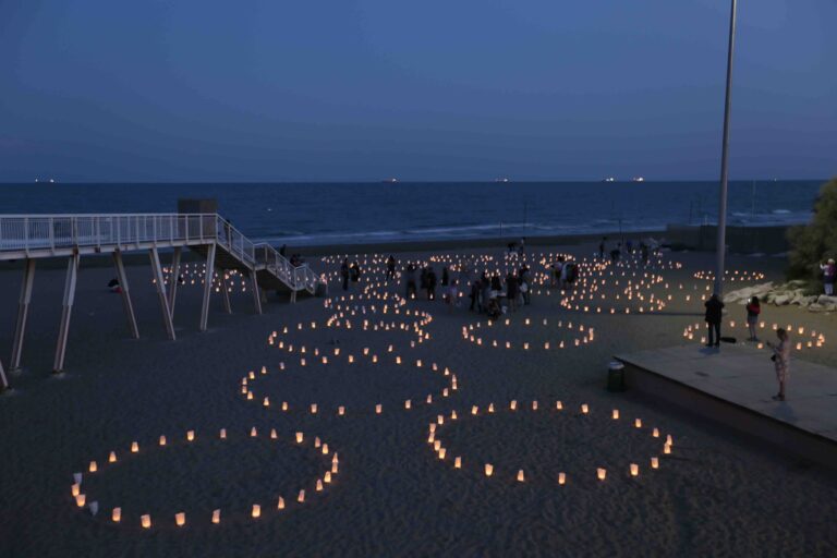 Patrick Kruithof The Human Light Circles Lido di Venezia 5 Il Lido di Venezia si accende di luce, ma questa volta non per la Mostra del Cinema. Ecco come per due nottate l’artista olandese Patrick Kruithof illumina di energia la spiaggia