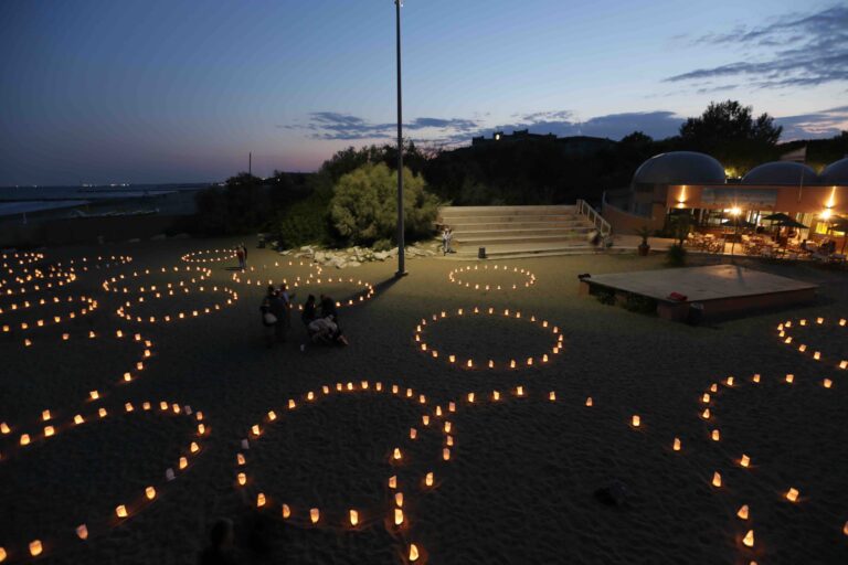 Patrick Kruithof The Human Light Circles Lido di Venezia 6 Il Lido di Venezia si accende di luce, ma questa volta non per la Mostra del Cinema. Ecco come per due nottate l’artista olandese Patrick Kruithof illumina di energia la spiaggia