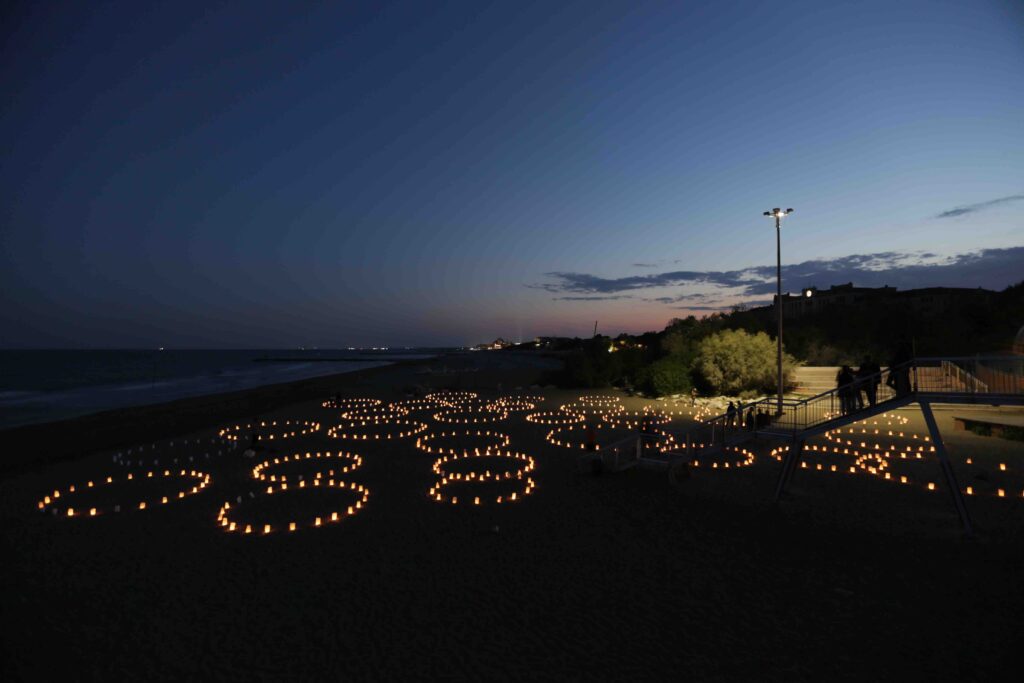 Il Lido di Venezia si accende di luce, ma questa volta non per la Mostra del Cinema. Ecco come per due nottate l’artista olandese Patrick Kruithof illumina di energia la spiaggia