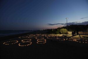 Il Lido di Venezia si accende di luce, ma questa volta non per la Mostra del Cinema. Ecco come per due nottate l’artista olandese Patrick Kruithof illumina di energia la spiaggia