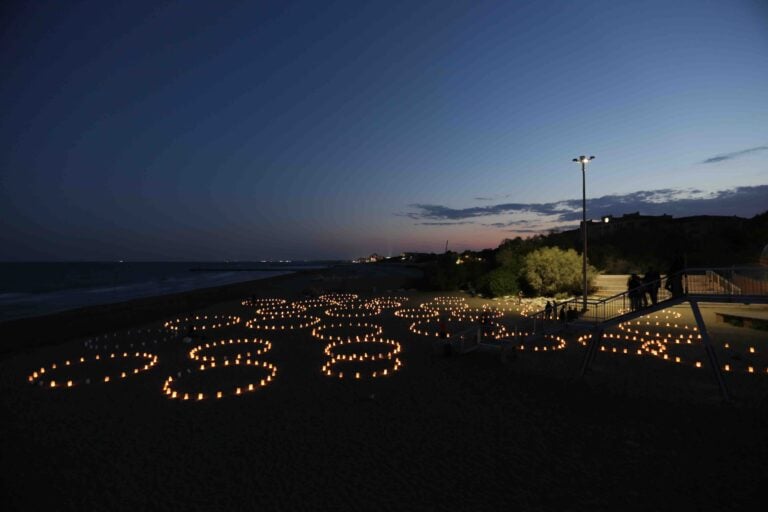 Patrick Kruithof The Human Light Circles Lido di Venezia 7 Il Lido di Venezia si accende di luce, ma questa volta non per la Mostra del Cinema. Ecco come per due nottate l’artista olandese Patrick Kruithof illumina di energia la spiaggia