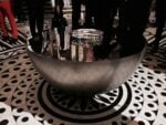 Perspectives installazione Metti una sera a cena al Kunsthistorisches Museum di Vienna, con John Pawson, Nadja Swarovski e la “lente” di cristallo. È tempo di Design Week nella capitale austriaca