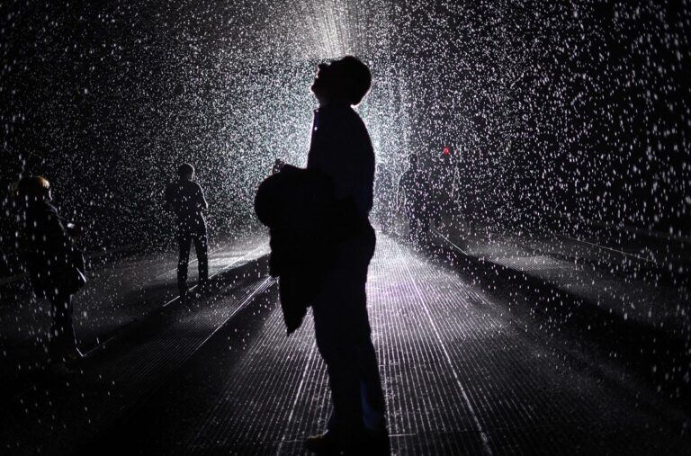 Rain Room 2 Dopo Londra e New York, la Rain Room arriva a Shanghai. La Volkswagen importa in Cina l’installazione interattiva di pioggia artificiale, creata dallo studio Random International