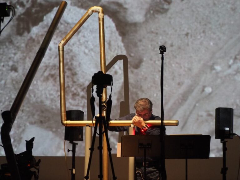 Roberto Fabbriciani al Flauto Iperbasso È il momento del teatro “ecologico”. Alla Biennale Musica di Venezia debutta Chemical Free (?), opera di Nicola Sani sul rapporto fra suoni e chimica