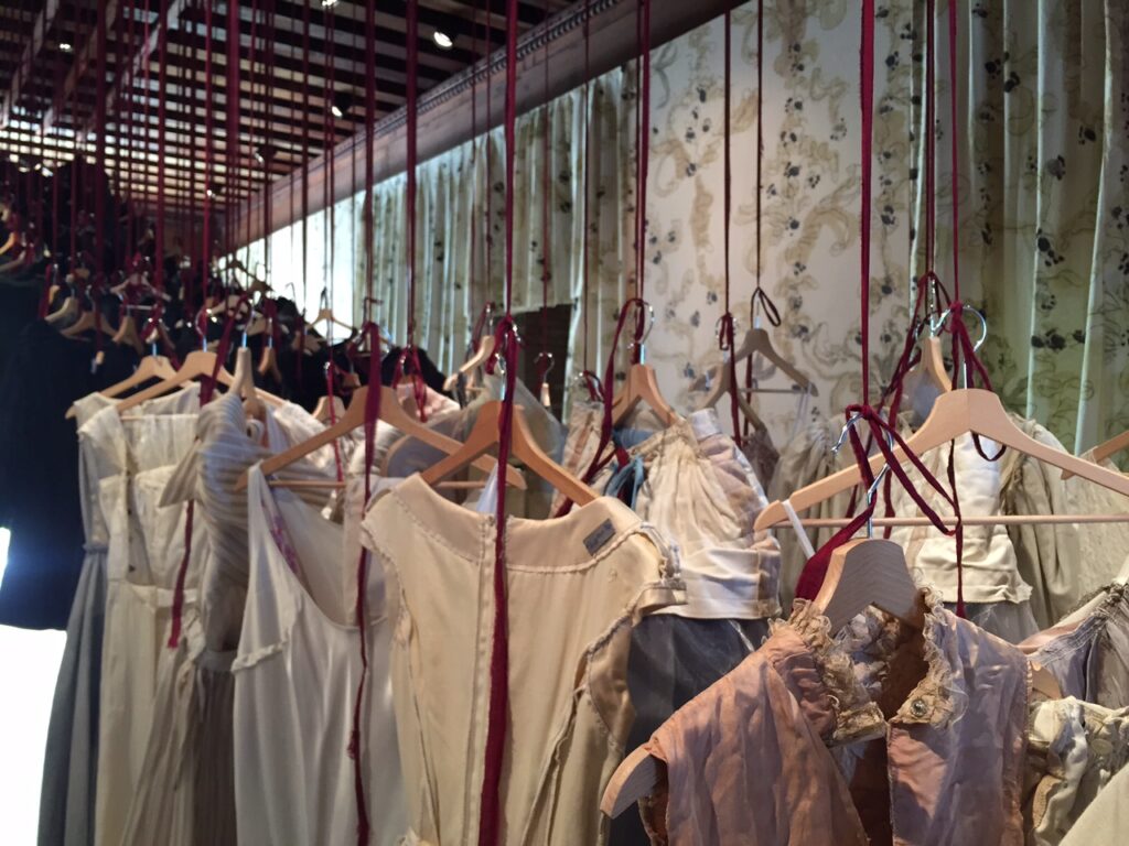 Lo Sguardo (fotografico) della donna. Immagini dalla preview della grande mostra alla Casa dei Tre Oci, a Venezia, curata da Francesca Alfano Miglietti con allestimenti di Antonio Marras