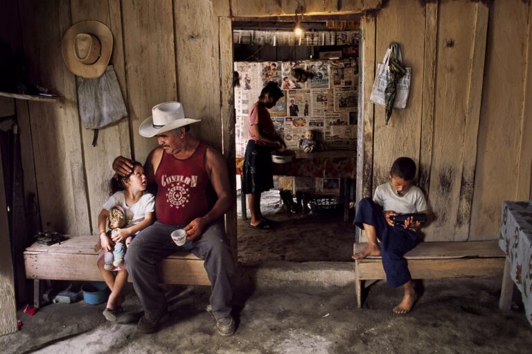 Steve McCurry, A family gathers for breakfast before a day of work, La Fortuna, Honduras, 2004