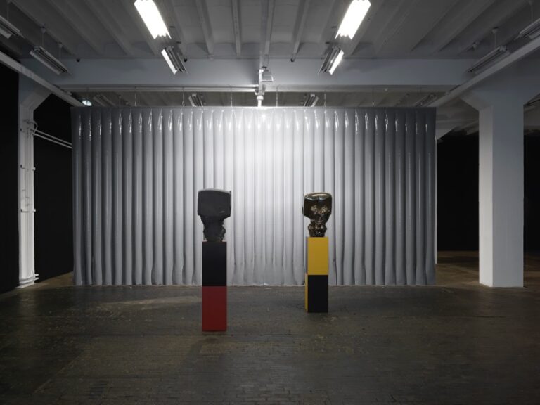 Steven Claydon – Analogues, Methods, Monsters, Machines - veduta della mostra presso il CAC, Ginevra 2015 - photo Annik Wetter