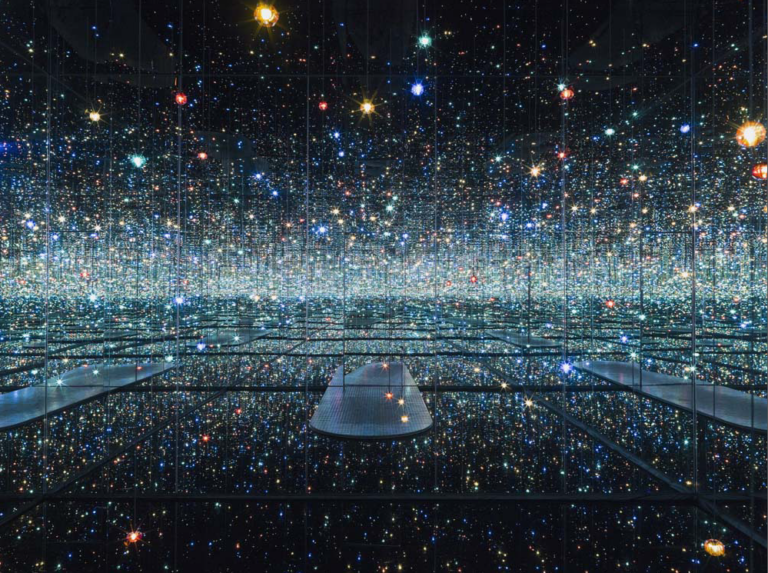 Yayoi Kusama Infinity Mirrored Room Broad Museum Los Angeles 3mila persone in fila per vedere il nuovo Broad Museum, a Los Angeles. Da Jeff Koons a Andy Warhol, a Ed Ruscha: ecco le immagini dell'opening