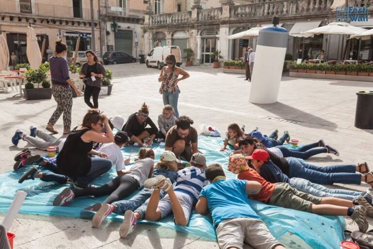 festiwall laboratori in piazza FestiWall, un festival di street art a Ragusa. Cinque artisti, cinque muri, una settimana di mobilitazione collettiva. Nel segno della creatività. Tutte le foto