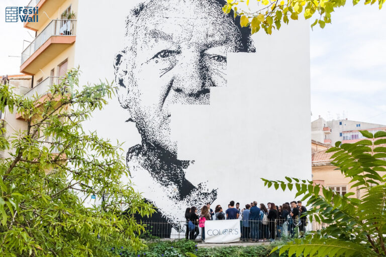 festiwall scolaresca sotto il muro di eime day 4 FestiWall, un festival di street art a Ragusa. Cinque artisti, cinque muri, una settimana di mobilitazione collettiva. Nel segno della creatività. Tutte le foto