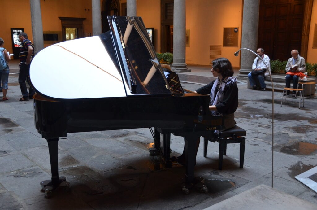 Ecco il video e le immagini dell’esecuzione del brano musicale più lungo della storia. A Firenze, per il festival Sonic Somatic: dove per la prima volta l’ha fatto una donna