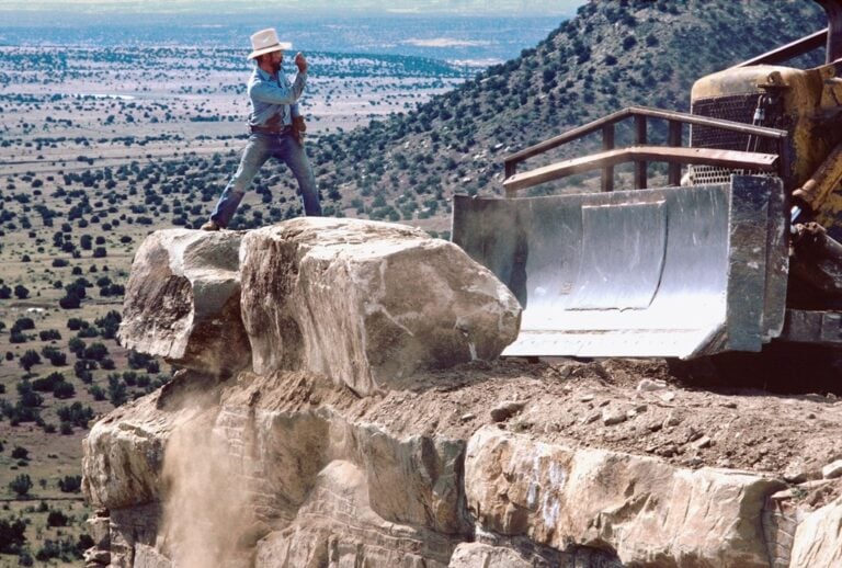 Charles Ross mentre costruisce Star Axis, nei pressi di Las Vegas, New Mexico, 1976 – photo © Elizabeth Ginsberg