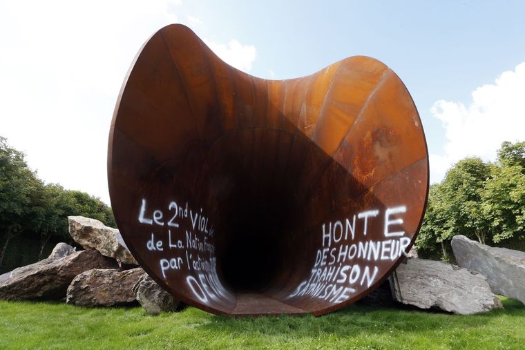 Dopo i vandalismi subiti da Anish Kapoor a Versailles, la Francia dice sì a una legge che proclama la libertà dell’arte e della sua diffusione. Contro censure e bigottismi