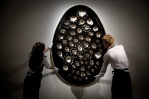 London Updates: il record di Lucio Fontana illumina una Sotheby’s Italian Sale meno brillante del previsto. All’asta Phillips brilla Cy Twombly