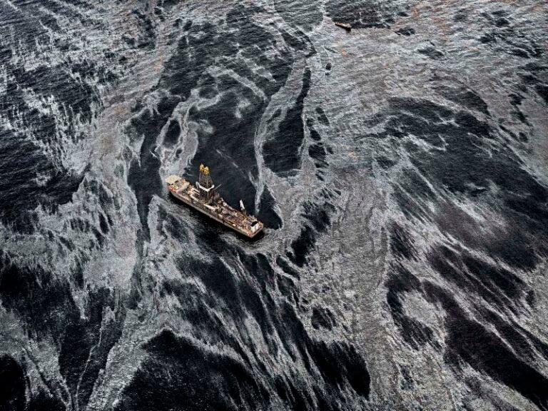 Fuoriuscita di petrolio n. 2. Discover Enterprise, Golfo del Messico, USA 2012 © Edward Burtynsky - courtesy Admira, Milano