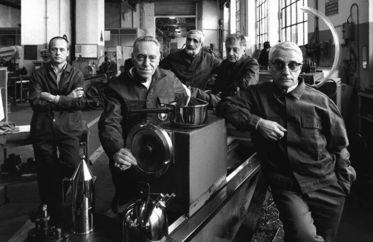 Gianni Berengo Gardin, Da sinistra a destra: l’industriale Alberto Alessi, i designer Achille Castiglioni, Enzo Mari, Aldo Rossi, Alessandro Mendini, Milano 1989 © Gianni Berengo Gardin/Contrasto