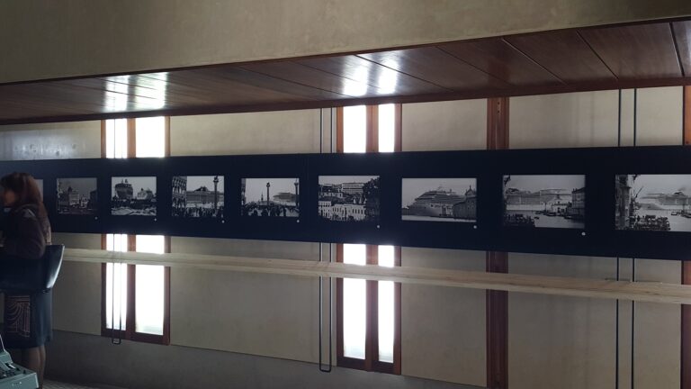 Gianni Berengo Gardin Venezia e le grandi navi veduta della mostra presso il Negozio Olivetti Venezia 10 Al via a Venezia la mostra delle Grandi Navi fotografate da Gianni Berengo Gardin, foto esposte nel Negozio Olivetti a Piazza San marco. Vince l'Arte, perde il sindaco Brugnaro