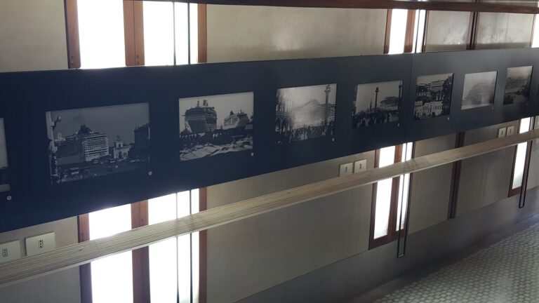 Gianni Berengo Gardin Venezia e le grandi navi veduta della mostra presso il Negozio Olivetti Venezia 11 Al via a Venezia la mostra delle Grandi Navi fotografate da Gianni Berengo Gardin, foto esposte nel Negozio Olivetti a Piazza San marco. Vince l'Arte, perde il sindaco Brugnaro