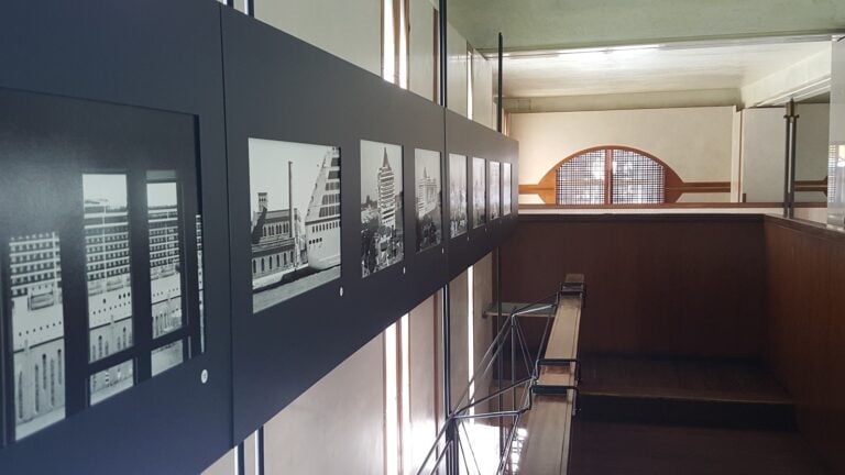 Gianni Berengo Gardin Venezia e le grandi navi veduta della mostra presso il Negozio Olivetti Venezia 12 Al via a Venezia la mostra delle Grandi Navi fotografate da Gianni Berengo Gardin, foto esposte nel Negozio Olivetti a Piazza San marco. Vince l'Arte, perde il sindaco Brugnaro