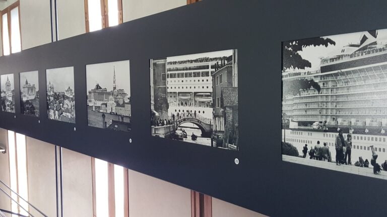 Gianni Berengo Gardin Venezia e le grandi navi veduta della mostra presso il Negozio Olivetti Venezia 14 Al via a Venezia la mostra delle Grandi Navi fotografate da Gianni Berengo Gardin, foto esposte nel Negozio Olivetti a Piazza San marco. Vince l'Arte, perde il sindaco Brugnaro