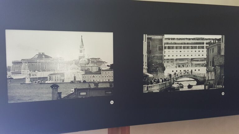 Gianni Berengo Gardin Venezia e le grandi navi veduta della mostra presso il Negozio Olivetti Venezia 4 Al via a Venezia la mostra delle Grandi Navi fotografate da Gianni Berengo Gardin, foto esposte nel Negozio Olivetti a Piazza San marco. Vince l'Arte, perde il sindaco Brugnaro