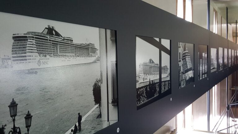 Gianni Berengo Gardin Venezia e le grandi navi veduta della mostra presso il Negozio Olivetti Venezia 51 Al via a Venezia la mostra delle Grandi Navi fotografate da Gianni Berengo Gardin, foto esposte nel Negozio Olivetti a Piazza San marco. Vince l'Arte, perde il sindaco Brugnaro