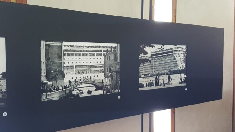 Gianni Berengo Gardin Venezia e le grandi navi veduta della mostra presso il Negozio Olivetti Venezia Al via a Venezia la mostra delle Grandi Navi fotografate da Gianni Berengo Gardin, foto esposte nel Negozio Olivetti a Piazza San marco. Vince l'Arte, perde il sindaco Brugnaro