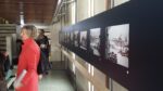 Gianni Berengo Gardin Venezia e le grandi navi veduta della mostra presso il Negozio Olivetti Venezia 8 Al via a Venezia la mostra delle Grandi Navi fotografate da Gianni Berengo Gardin, foto esposte nel Negozio Olivetti a Piazza San marco. Vince l'Arte, perde il sindaco Brugnaro