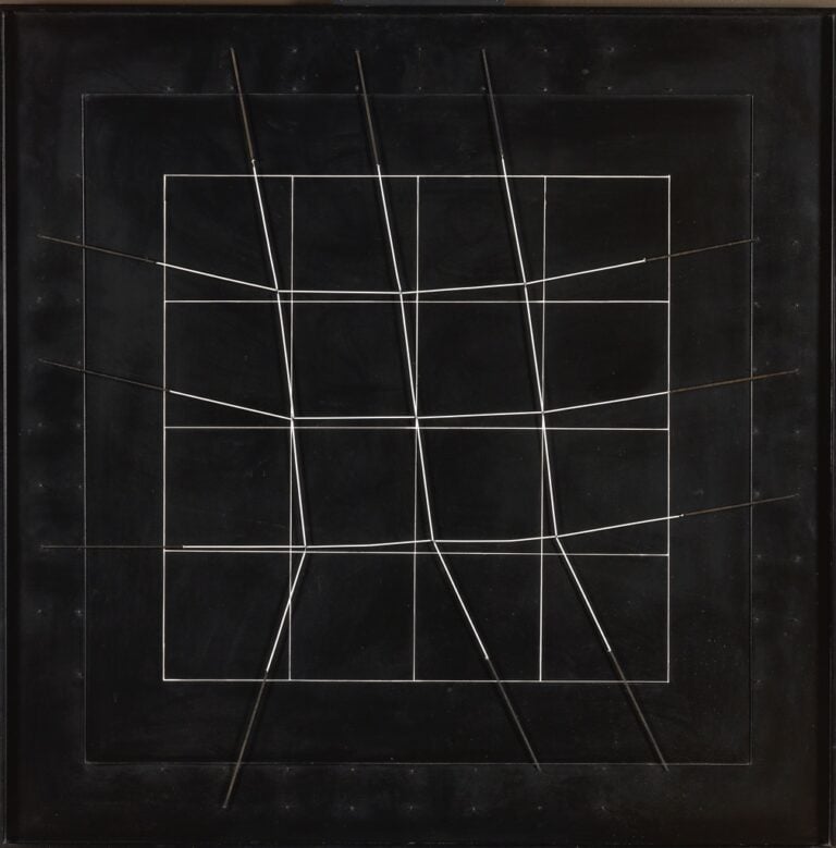 Gianni Colombo, Spazio elastico, 16 doppi quadrati adiacenti (intermutabile), 1977