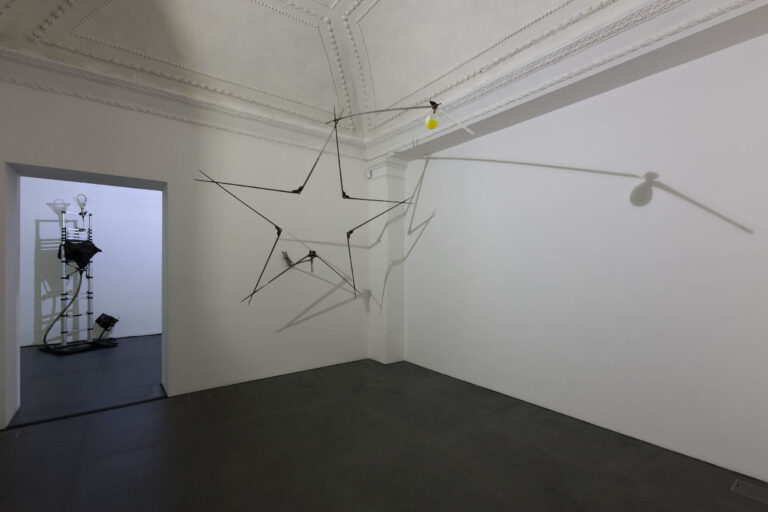 Gilberto Zorio – veduta della mostra presso la Galleria Lia Rumma, Napoli 2015 – © Gilberto Zorio – photo Antonio Maniscalco – courtesy Galleria Lia Rumma, Milano-Napoli