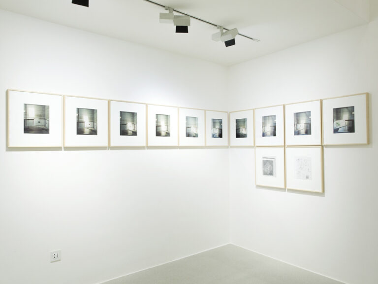 Guido Guidi – Col tempo – veduta della mostra presso Viasaterna, Milano 2015