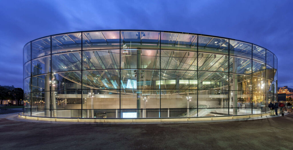 Il Van Gogh Museum di Amsterdam ha un nuovo ingresso architettonico di vetro e acciaio. Ecco la fotogallery del monumentale accesso al popolare museo olandese