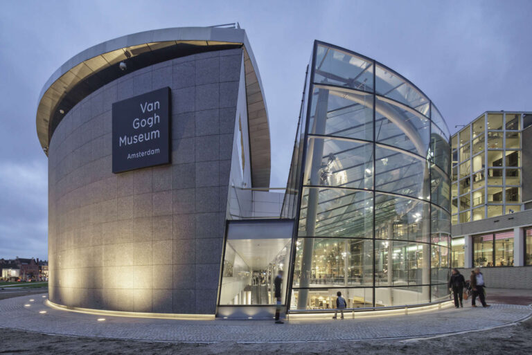 Hans van Heeswijk Architects Ingresso del Van Gogh Museum 2015 Amsterdam. Photo by Jan Kees Steenman Ronald Tilleman 3 Il Van Gogh Museum di Amsterdam ha un nuovo ingresso architettonico di vetro e acciaio. Ecco la fotogallery del monumentale accesso al popolare museo olandese